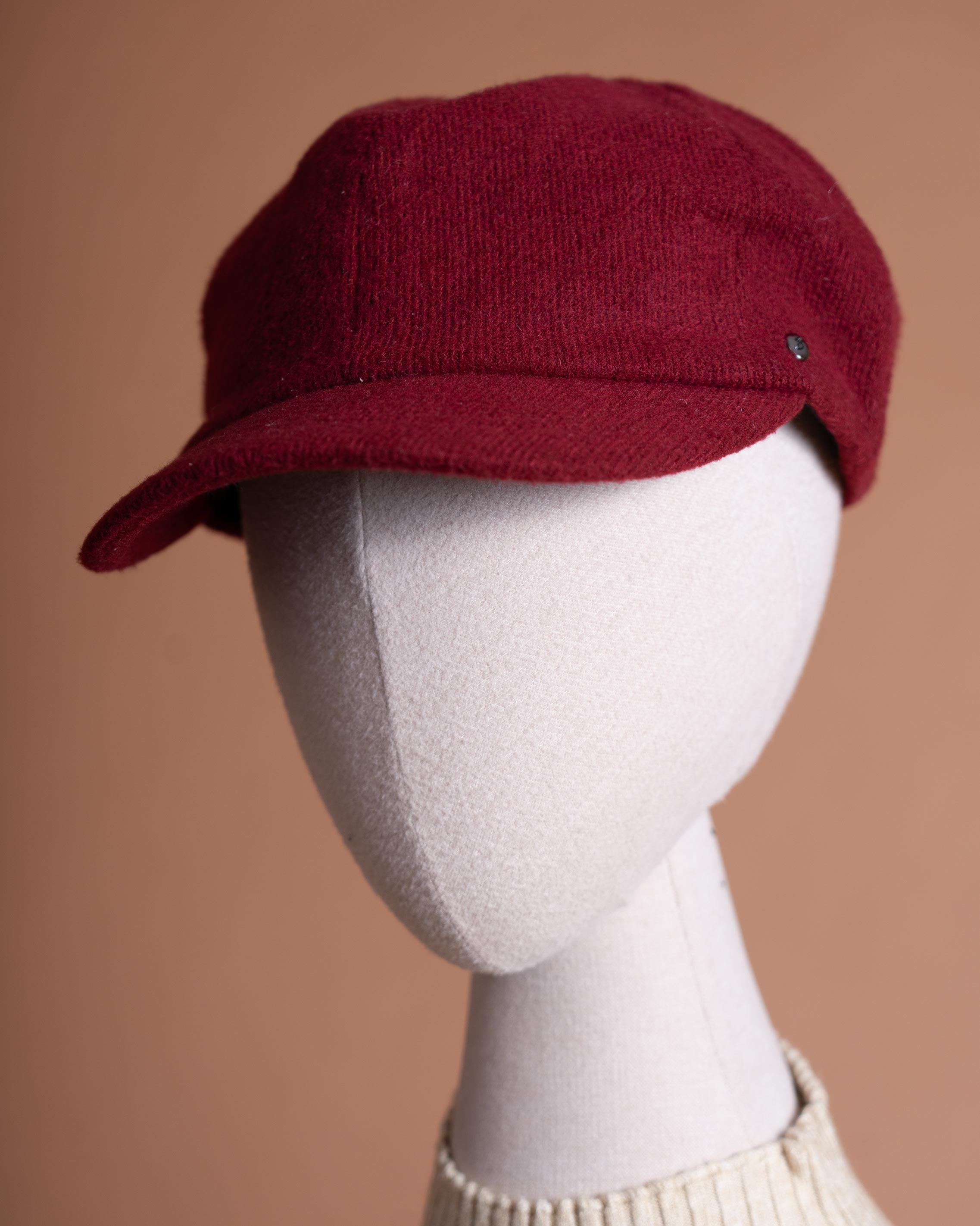 کلاه لبه دار قرمز